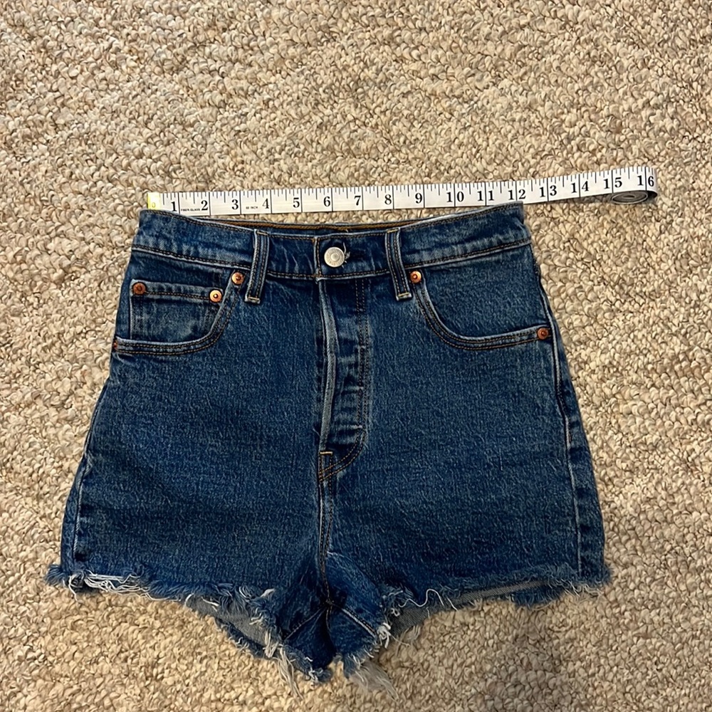 Levi’s Ribcage shorts size 26